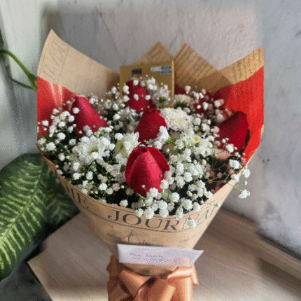 Buquê P  rosas vermelhas no pardo Jornal com Ferrero Rocher T4